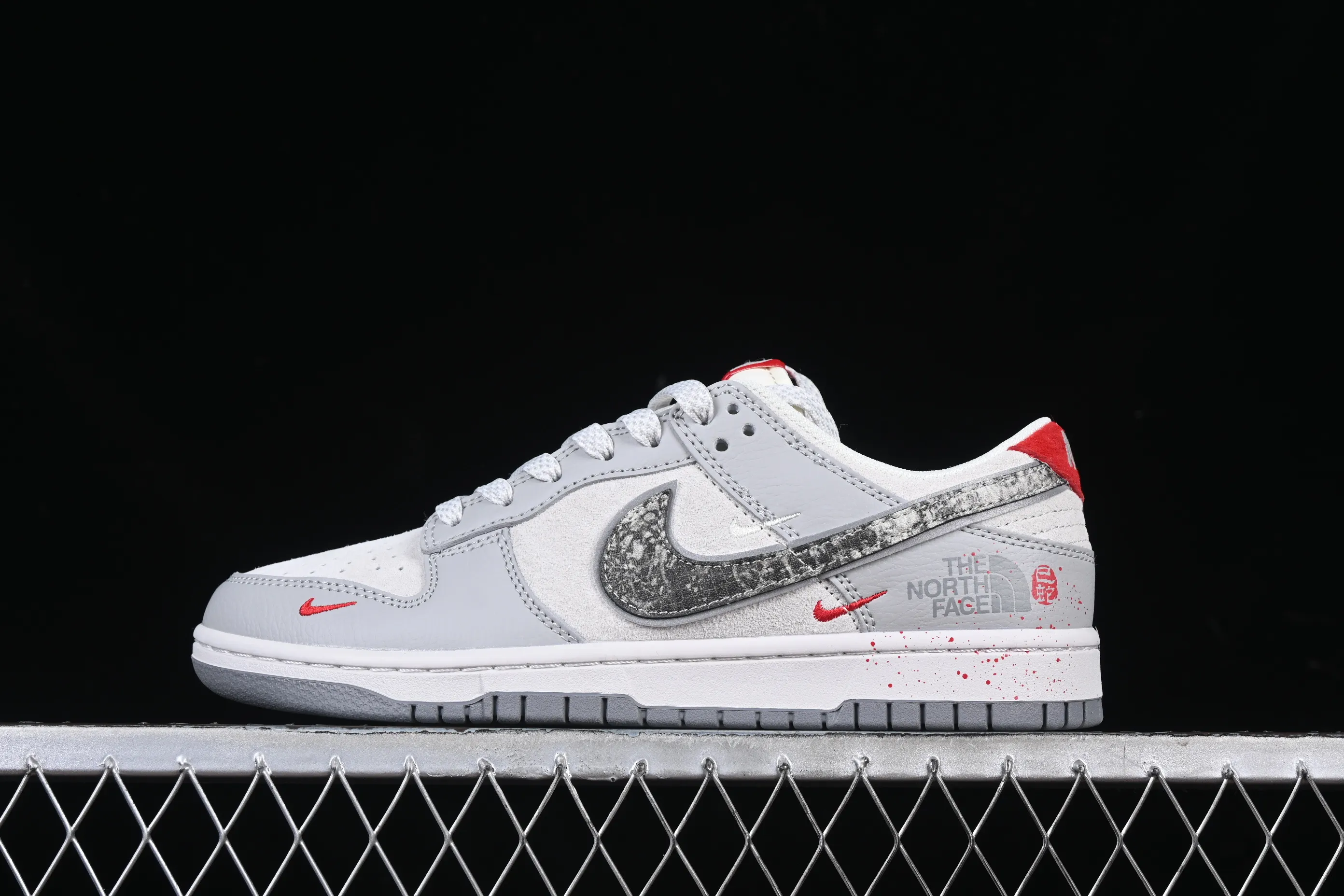 All Categories Nk SB Dunk Series Nk SB Dunk Low High-end Customized Low-top Sneakers Nk SB Dunk Low Northern Snake Year Co-branded Pig Eight Snake Scale Hook Anniversary High-end Customized Low-top Casual Sneakers DM6868-038